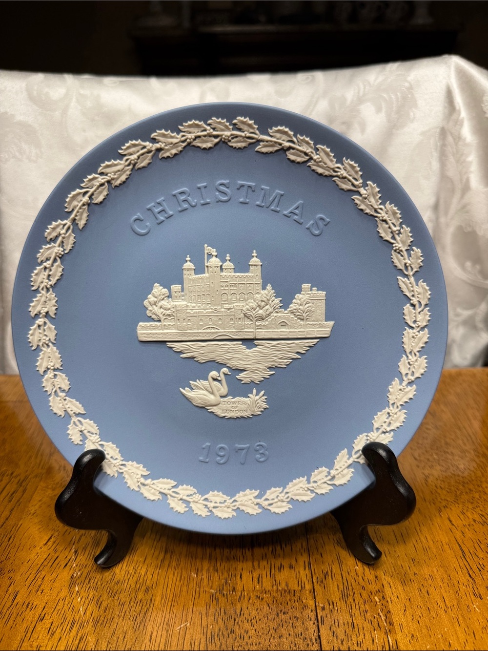 Vtg. 1973 collectable Wedgewood jasperware Christmas plate. 8”